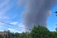 Nagy területen ég egy raktár Pomázon, egy másik telekre is átterjedt a tűz