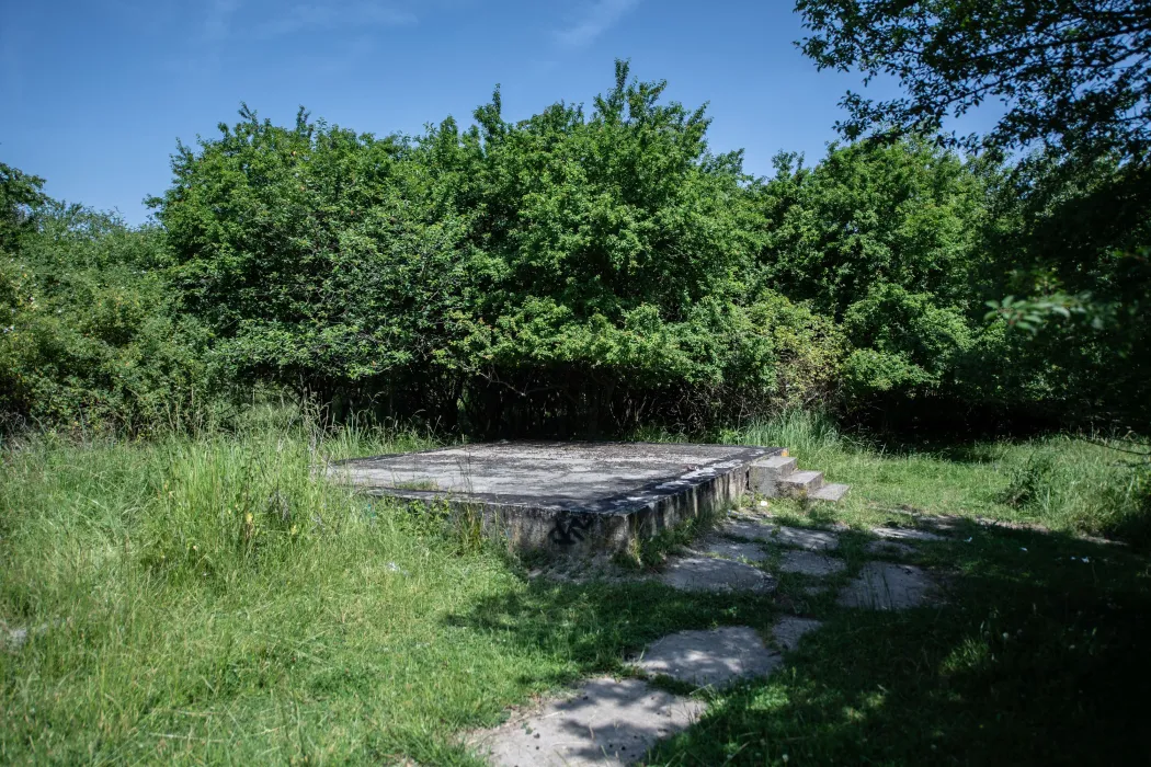 Alapig bontott épület a Mocsáros területén – Fotó: Bődey János / Telex