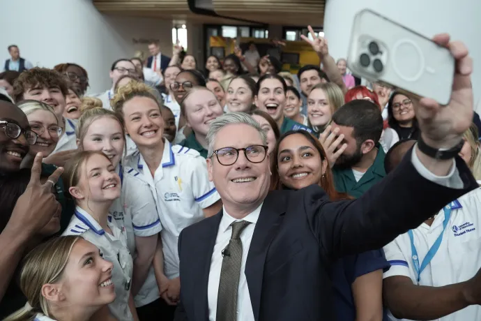 Keir Stramer tanulókkal szelfizik a worcesteri Three Counties Medical Schoolban tett látogatása során a választási kampány alatt 2024. május 28-án – Fotó: Stefan Rousseau / PA Images / Getty Images