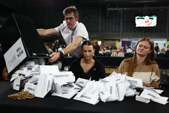 Szavazatokat számolnak a skóciai Glasgow-ban 2024. július 4-én – Fotó: Jeff J. Mitchell / Getty Images