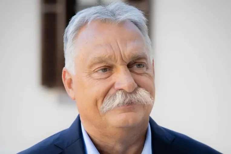 Pénztáros Lőrinctől közbeszerezték a fotót, ahol Orbán Kövér László bajszával feszít