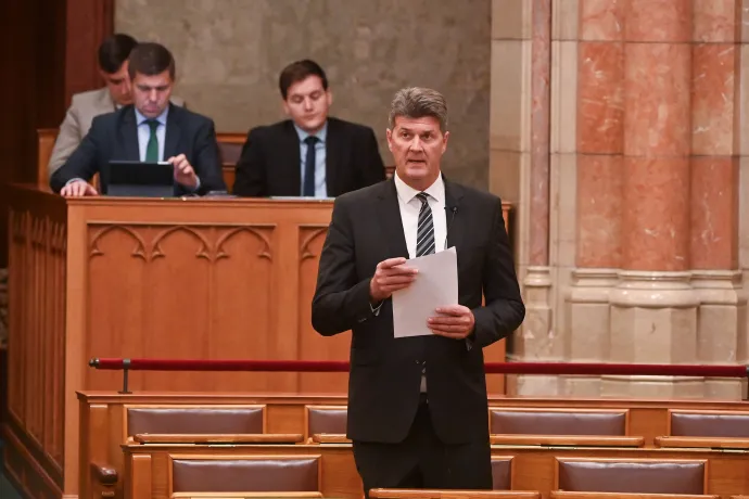 Mihálffy Béla, a KDNP képviselője napirend előtti kérdést tesz fel az Országgyűlés plenáris ülésén 2024. június 11-én – Fotó: Bruzák Noémi / MTI
