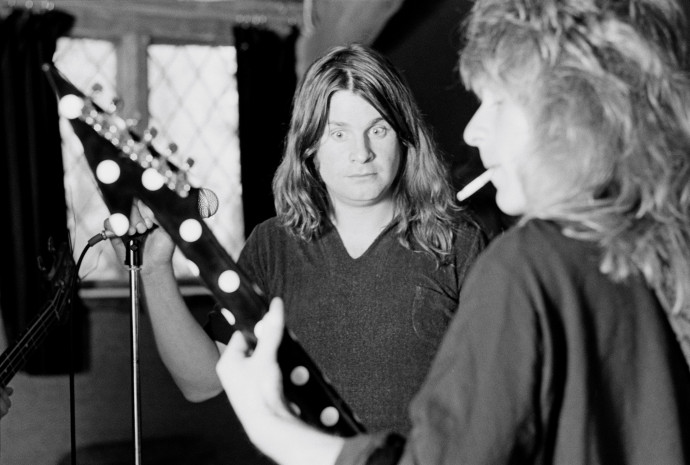 Ozzy Osbourne 1980 májusában a West Sussex-i Ridge Farm stúdióban rögzíti a „Blizzard of Ozz” albumot Randy Rhoads gitárossal – Fotó: Fin Costello / Redferns / Getty Images
