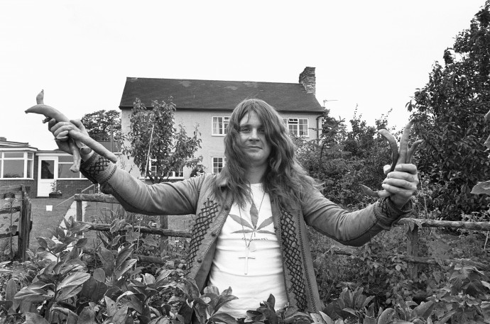Ozzy Osbourne, a Black Sabbath énekese otthonának kertjében, 1978-ban – Fotó: Staff / Mirrorpix / Getty Images