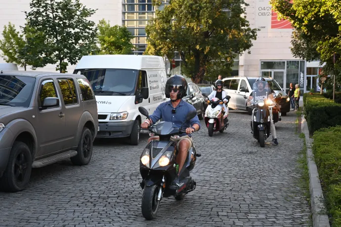 Magyar Péter robogón megérkezik a debreceni helyszínre – Fotó: Bődey János / Telex