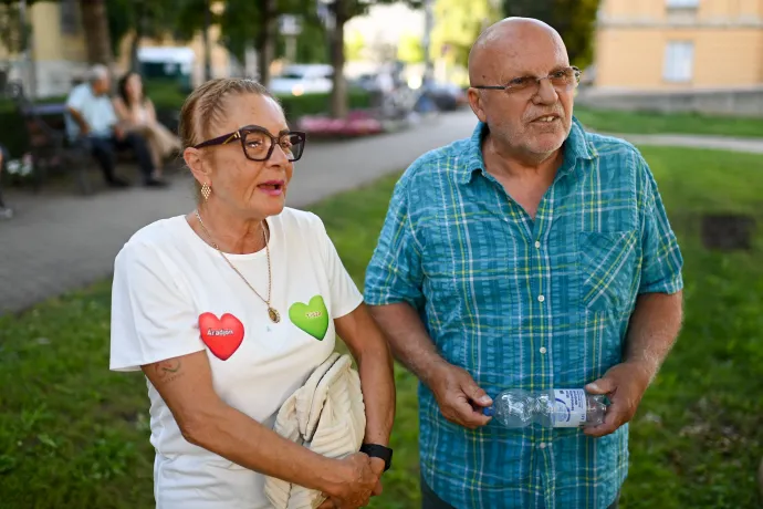 Edit és Miklós, a helyi Tisza Sziget önkéntesei – Fotó: Bődey János / Telex