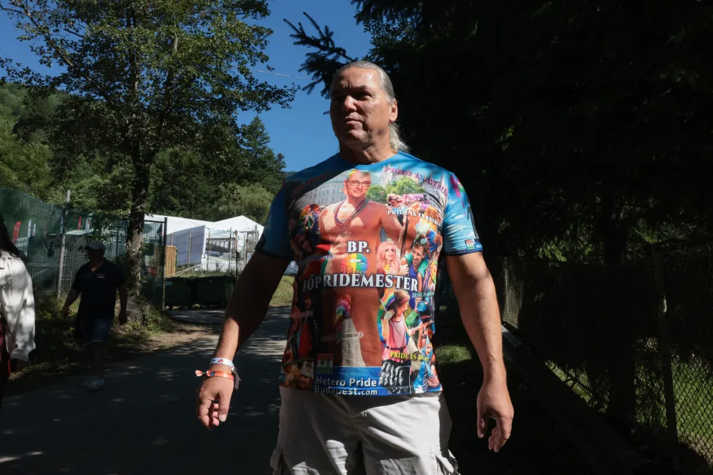 Új év, új póló: Szivárványfarkú Karácsonnyal jelentkezik Tusványosról Orbán egyik legnagyobb rajongója