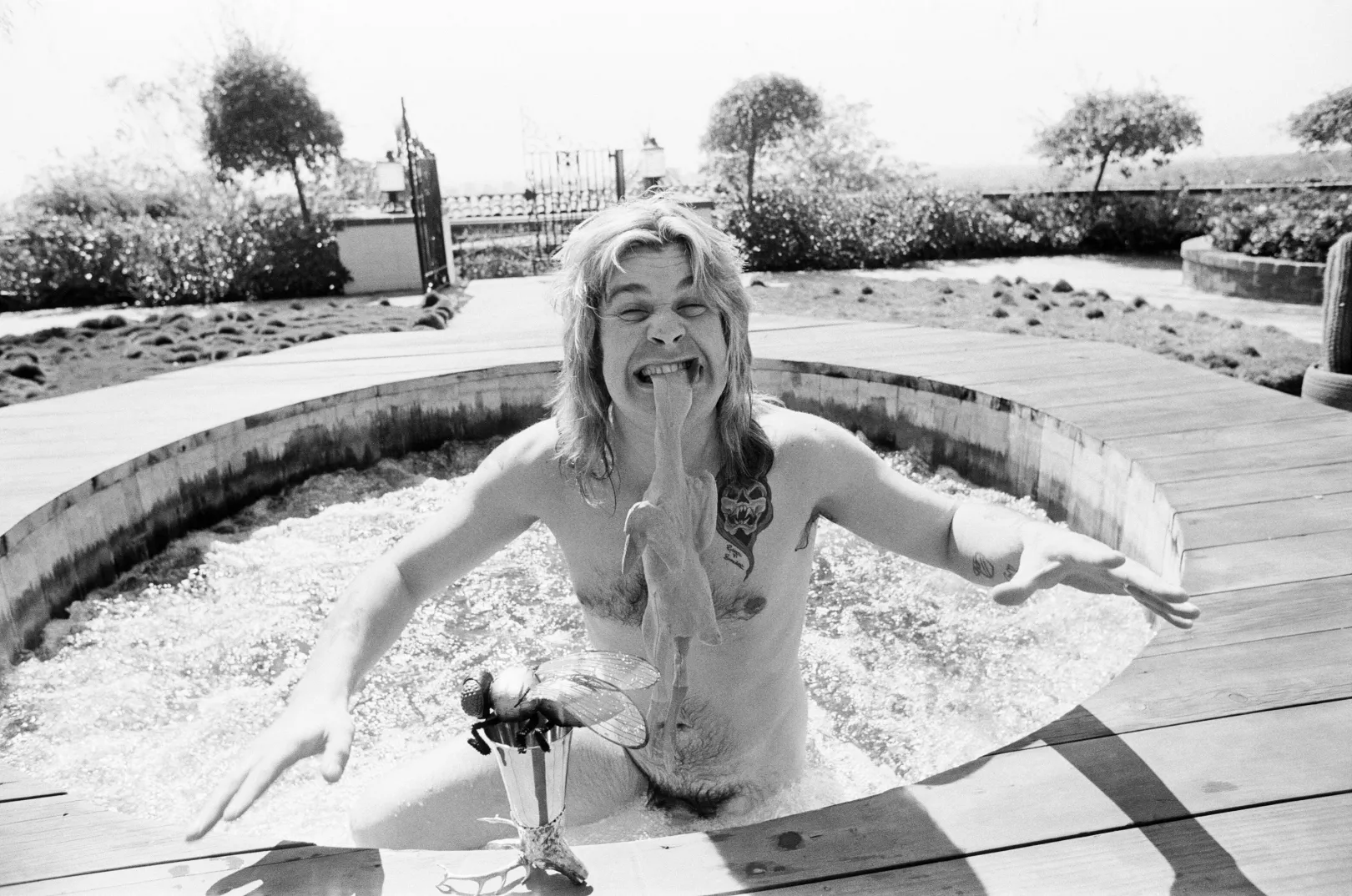 Ozzy Beverly Hills-i luxusotthonának jakuzzijában egy csirkével a szájában 1982-ben – Fotó: Eddie Sanderson / Getty Images