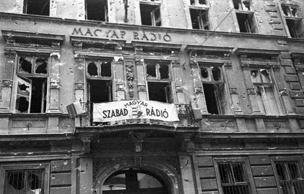 A rádió épületét sem kímélte a történelem – Fotó: Fortepan / Szalay Zoltán