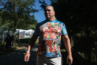 Új év, új póló: szivárványfarkú Karácsonnyal jelentkezik Tusványosról Orbán egyik legnagyobb rajongója