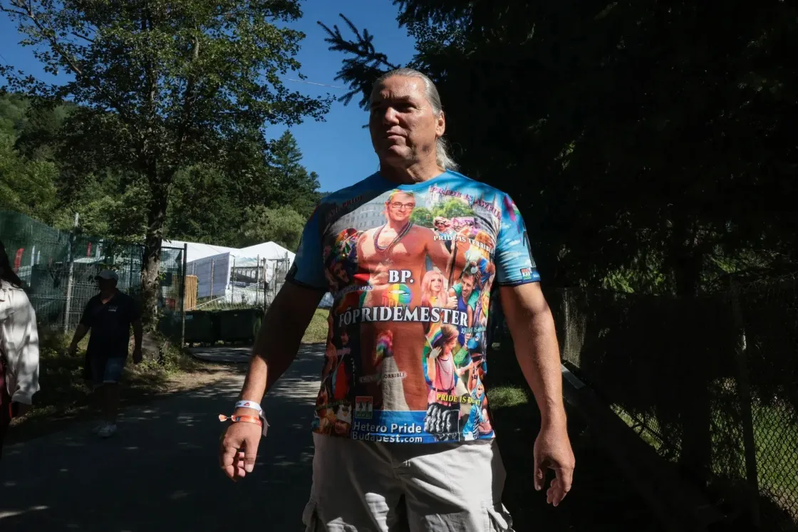 Új év, új póló: szivárványfarkú Karácsonnyal jelentkezik Tusványosról Orbán egyik legnagyobb rajongója