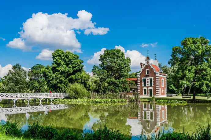A Hollandi-ház nevű műemlék épület a Festetics-kastélyt övező angolpark tavának szigetén – Fotó: Faludi Imre / MTI