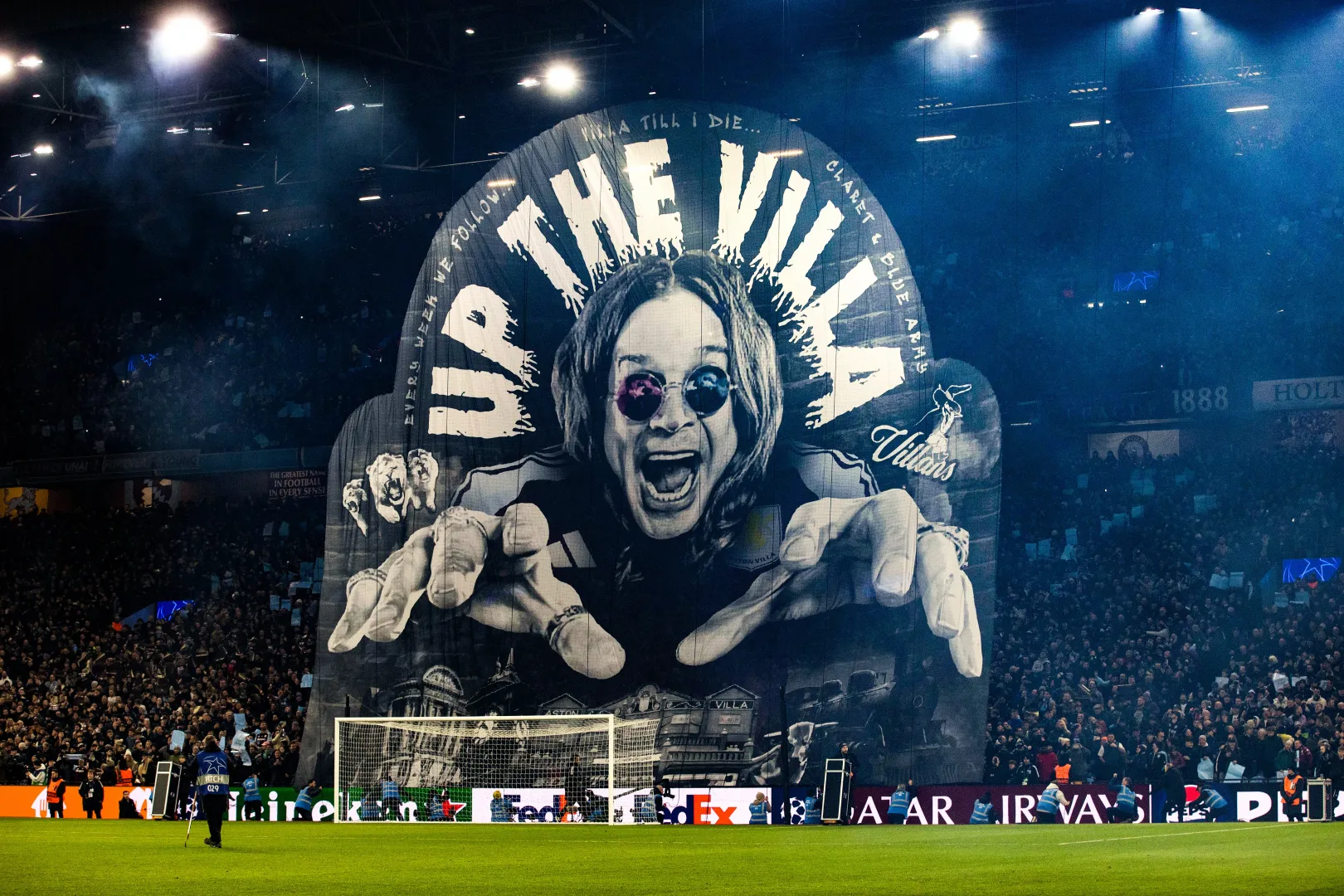 Az Aston Villa szurkolói egy Ozzy Osbourne-t ábrázoló transzparenssel – Fotó: Craig Williamson / SNS Group / Getty Images