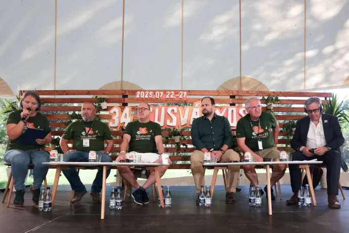 A megnyitó beszélgetésen Popa Ilona erdélyi főszervező volt a moderátor, a résztvevők pedig Butyka Zsolt, Tusnádfürdő polgármestere, Németh Zsolt, az Országgyűlés Külügyi Bizottságának elnöke, Nacsa Lőrinc államtitkár, Toró T. Tibor, az Erdélyi Magyar Nemzeti Tanács ügyvezető elnöke, David Campanale, a Bálványosi Nyári Szabadegyetem alapítója – Fotó: Hevesi-Szabó Lujza / Telex