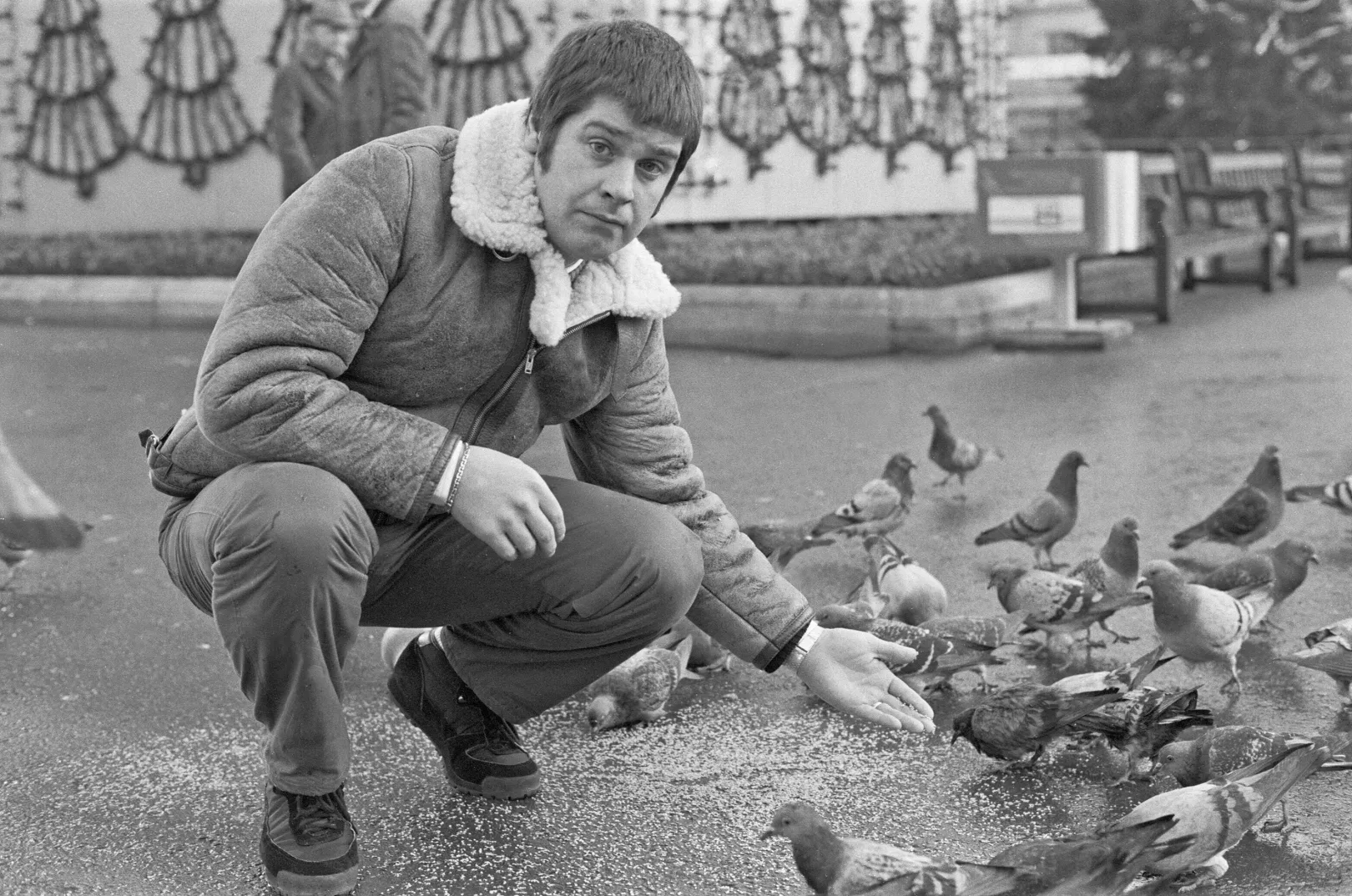 Ozzy galambetetés közben Glasgowban 1982 novemberében – Fotó: Mirrorpix / Getty Images