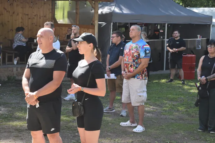 A hátsó sorban áll a szivárványfarkú Karácsony Gergelyt ábrázoló pólóban a férfi, aki korábban orbános és trumpos pólókkal pózolt – Fotó: Tőkés Hunor / Transtelex
