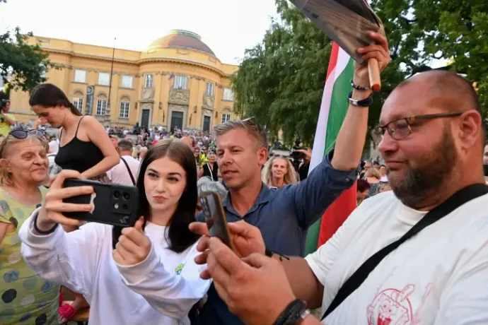 Posing for selfies – Photo: János Bődey / Telex
