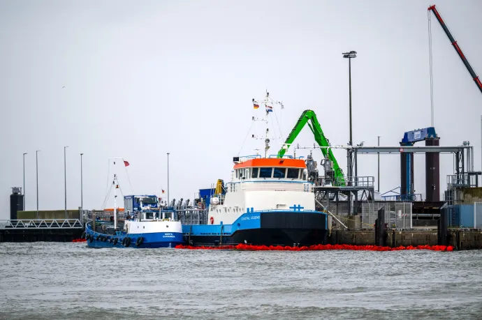 Két hajó ütközött egy németországi kikötőnél, több ezer liter olaj került az Északi-tengerbe