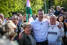 Menczer Tamás az OTP-nek és a Hellnek is nekiment Majka miatt, amit egyik cég sem hagyott szó nélkül