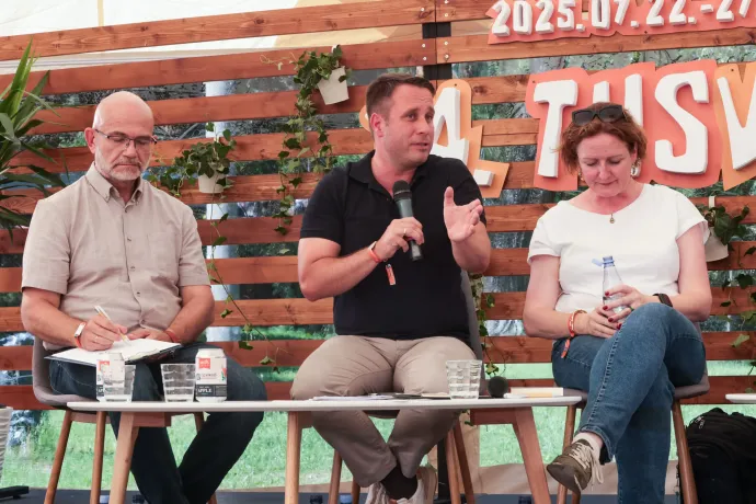 Gloviczki Zoltán, Dömötör Csaba és Molnár-Bánffy Kata a tusványosi színpadon – Fotó: Hevesi-Szabó Lujza / Telex