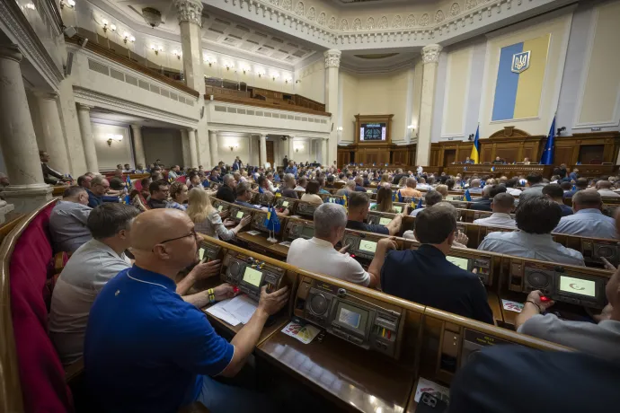 Az ukrán parlamenti képviselők megszavazzák a korrupcióellenes intézmények függetlenségét megszüntető törvényjavaslatot 2025. július 22-én – Fotó: Andrii Nesterenko / Global Images Ukraine / Getty Images