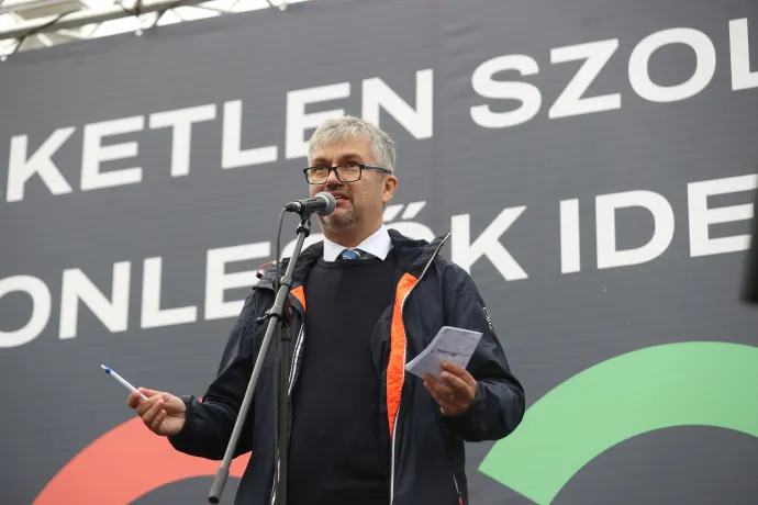 Hadházy Ákos szólal fel a Tisza Párt által a közmédia óbudai székházánál tartott tüntetésen, 2024. október 5-én – Fotó: Huszti István / Telex