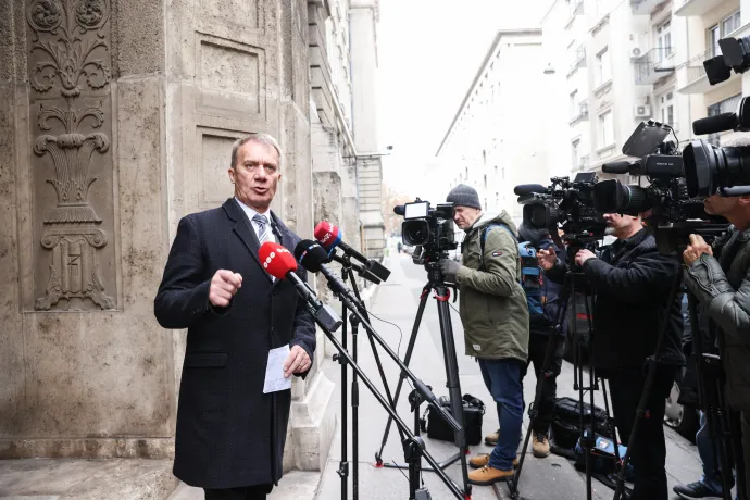 Varju László, a Demokratikus Koalíció újpesti képviselője beszél a sajtónak ítélethirdetése után, a Kúria épülete előtt, 2024 decemberében – Fotó: Melegh Noémi Napsugár / Telex