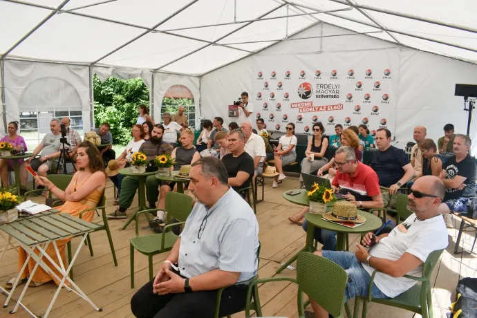 A Kós Károly sátor parajdi sóbányáról szóló beszélgetésének közönsége – Fotó: Tőkés Hunor / Transtelex