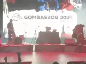 Már a szlovákiai gombaszögi táborban is azt skandálják a koncertek alatt, hogy „mocskos Fidesz!”