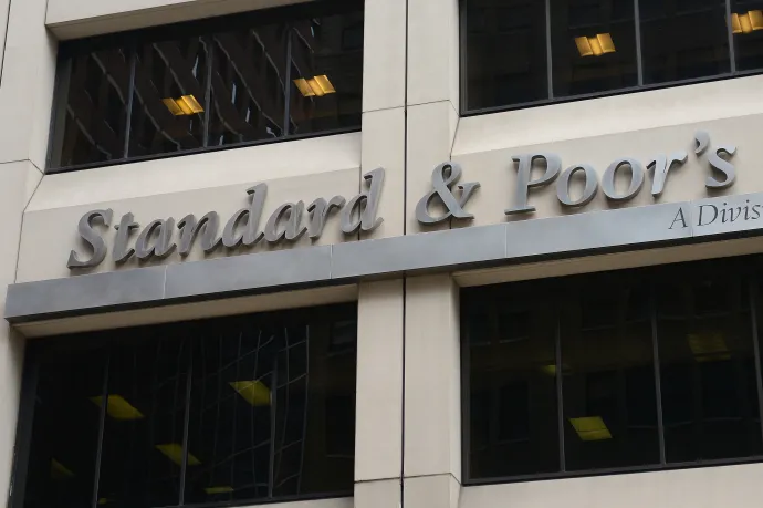 Romániának egyelőre sikerült elkerülnie a befektetésre nem ajánlott bóvli kategóriát