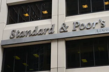 Egy hajszál választja el Romániát a bóvli kategóriától: az S&P nem rontott, de szigorúan figyelmeztetett
