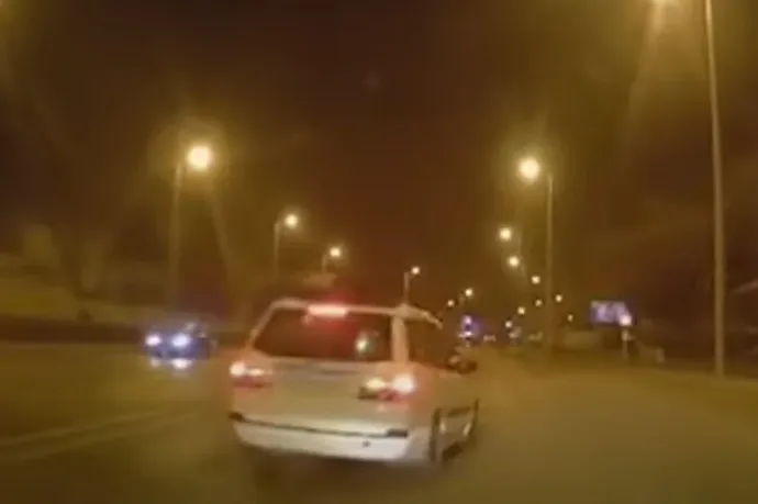Kétszer is büntetőfékezett egy tanulóvezető előtt egy férfi Szegeden, nem bírta, hogy a kocsi lassan megy előtte