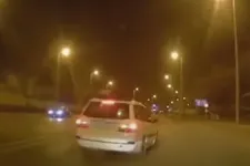 Kétszer is büntetőfékezett egy tanulóvezető előtt egy férfi Szegeden, nem bírta, hogy a kocsi lassan megy előtte