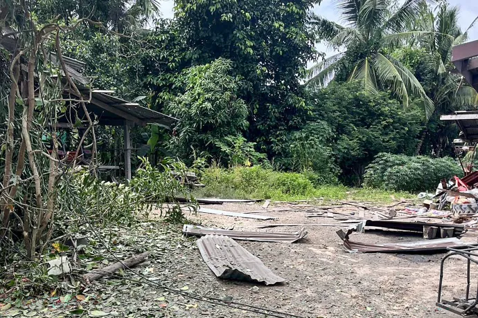 Egy rakétatámadás által megrongált ház romjai láthatók a thai Szurin tartomány Kap Choeng kerületében, 2025. július 24-én – Fotó: Thai Királyi Hadsereg / AFP