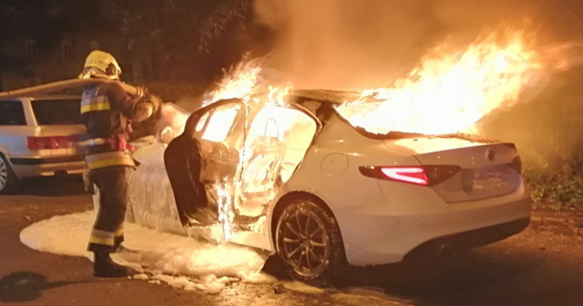 Menet közben füstölt, majd kigyulladt egy autó Budán