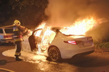 Menet közben füstölt, majd kigyulladt egy autó Budán