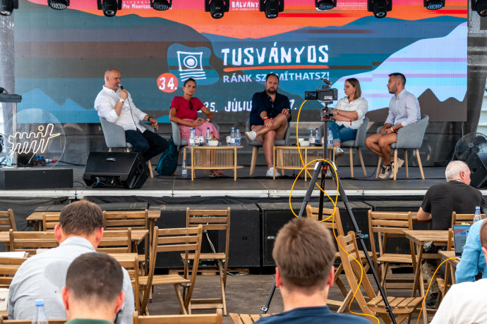 Ifjúságpolitikai kerekasztal Tusványoson: közösségépítésről beszéltek, hálózatépítést értettek alatta