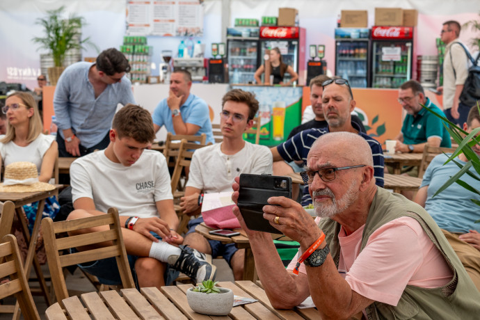 Szilágyi Dóra Emese és a kerekasztal hallgatósága – Fotó: Tamás Zsófia / Transtelex