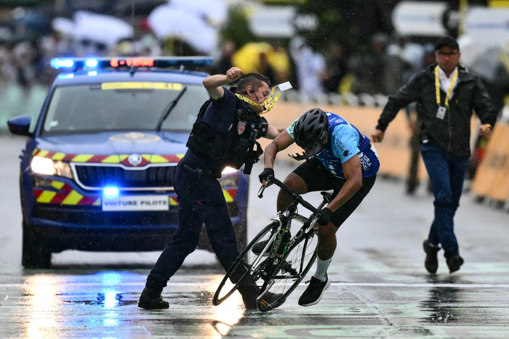Egy amatőr megpróbált begurulni a Tour de France céljába, de leteperték, mielőtt elérte volna