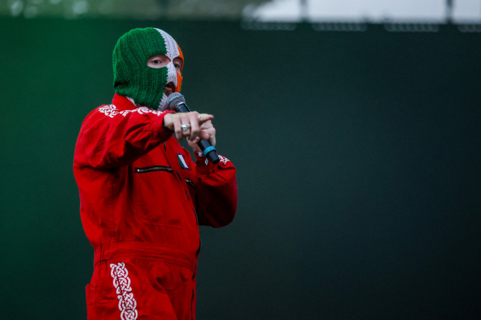 Kitiltották Magyarországról a Kneecap raptriót