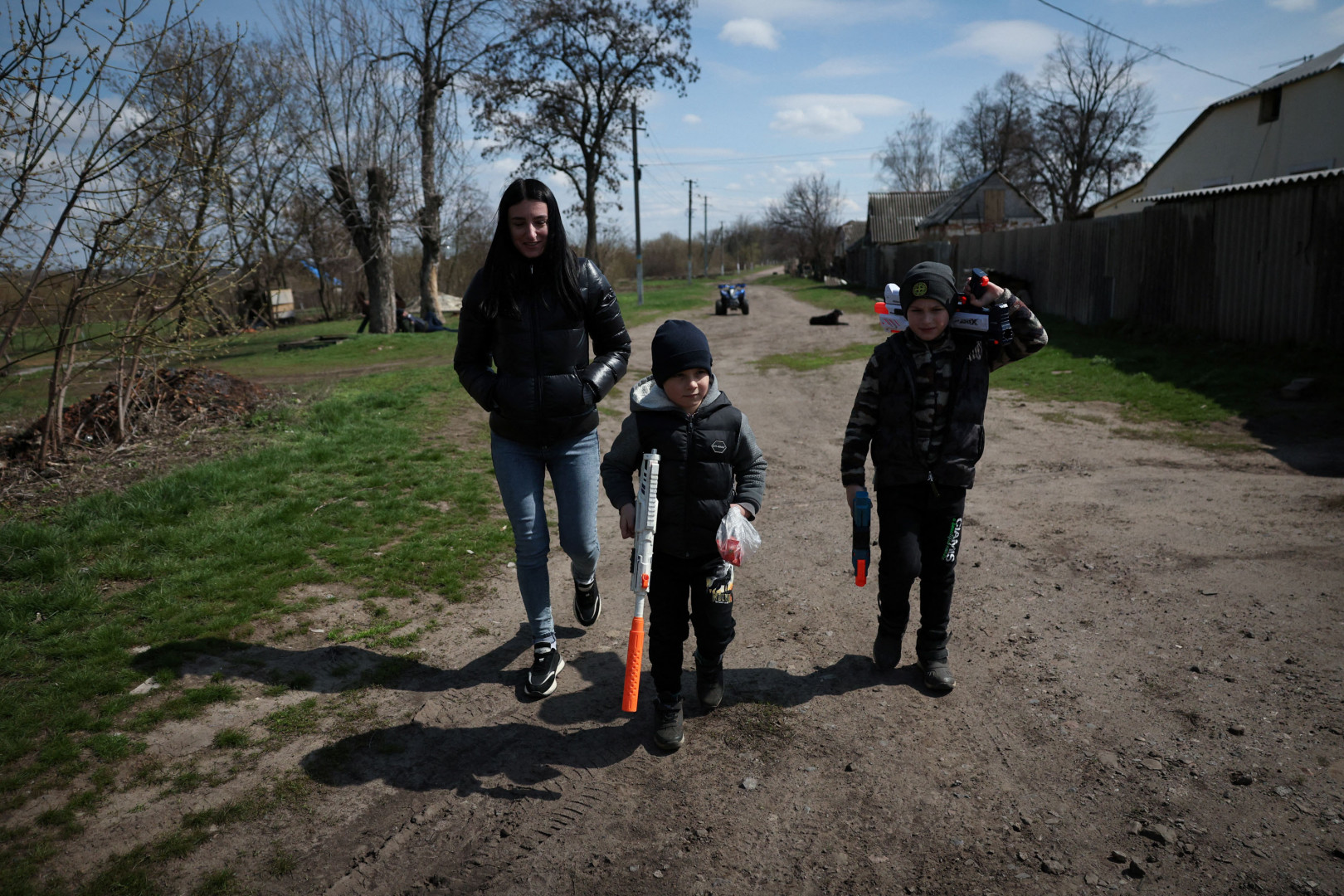 A 30 éves Varvara Tupkalenko sétál a fiaival, Makszimmal és Andrijjal a frontvonal közelében fekvő falujukban 2025. április 11-én – Fotó: Violeta Santos Moura / Reuters