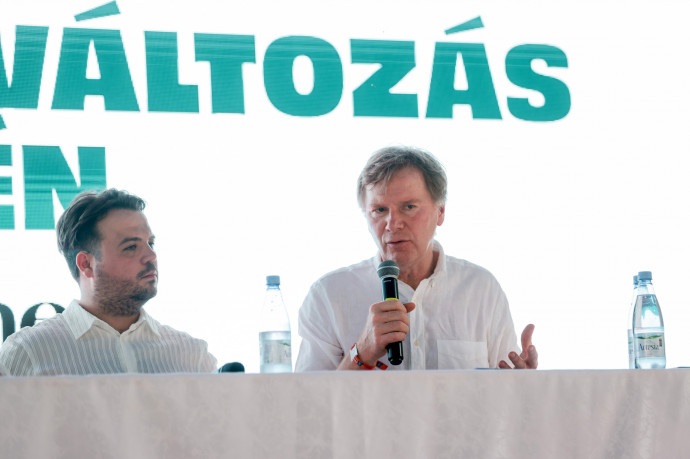 Fodor Gábor mellett a beszélgetés moderátora, Nagy Károly – Fotó: Hevesi-Szabó Lujza / Telex