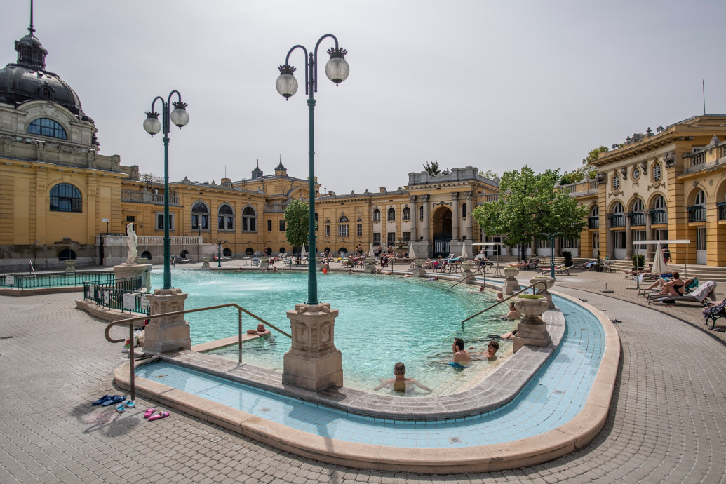 Nem léphetnek be a Rudas és a Széchenyi fürdőkbe a 14 év alattiak – Forrás: Telex.hu
