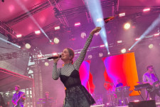 Szivárványos zászlót lengetett a Margaret Island énekesnője Tusványoson