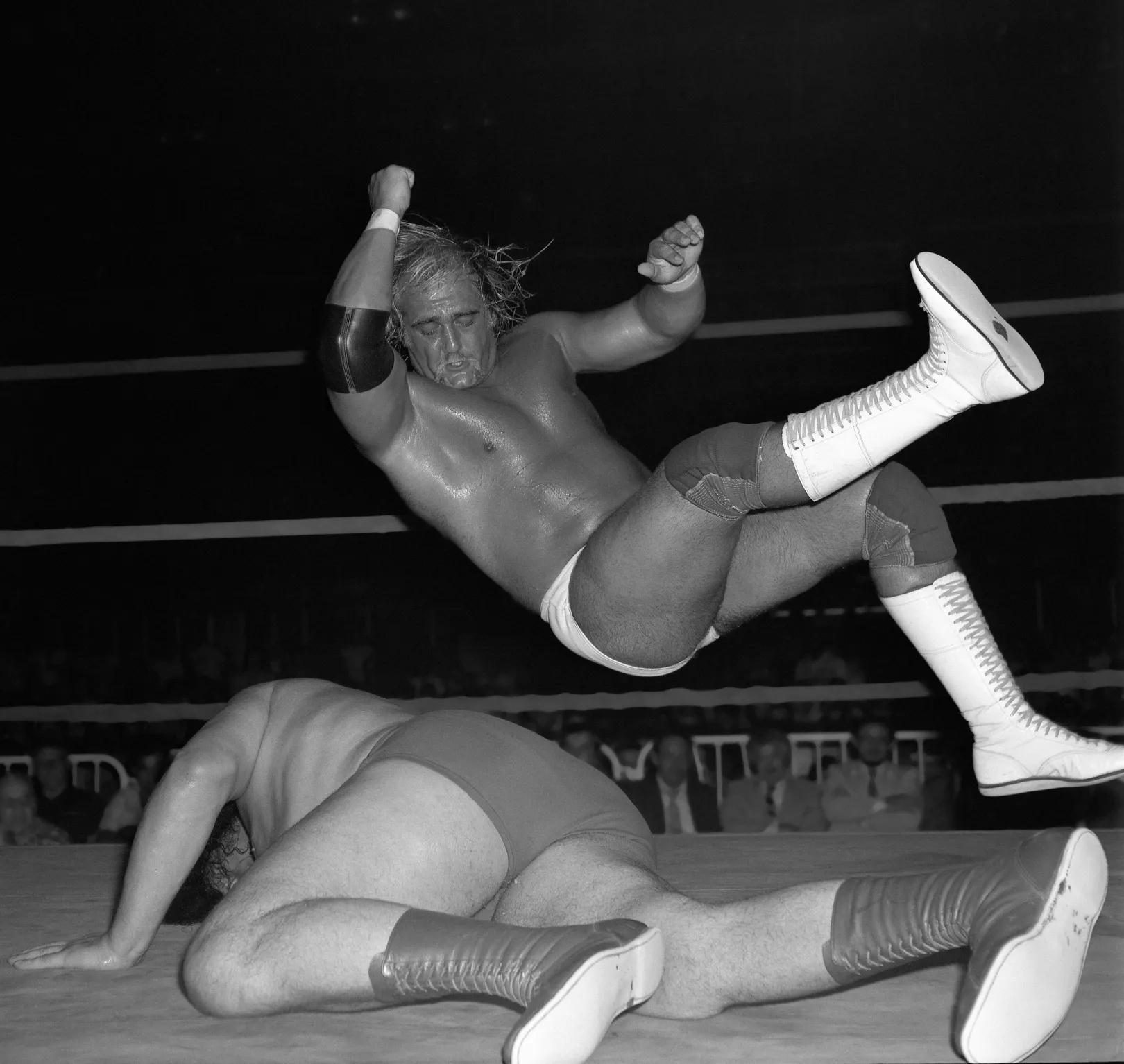 Hulk Hogan az André the Giant elleni meccsen 1980-ban, ahol épp egy elbow smash-re készül ellenfelével szemben – Fotó: The Stanley Weston Archive / Getty Images