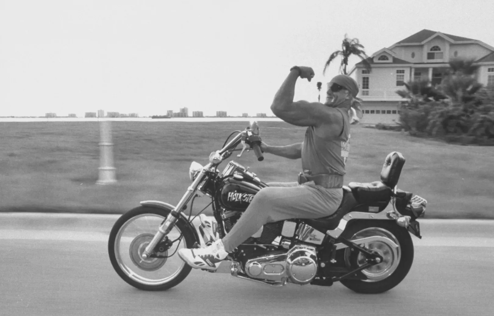 Hulk Hogan a Hulkster motorján feszít a háza előtt 1991-ben – Fotó: Acey Harper / Getty Images