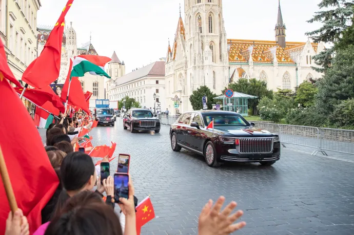 Megjelent a kormányrendelet, ami szerint nyomkövetőt kaphatnak azok, akik zavarják egy külföldi vezető programját