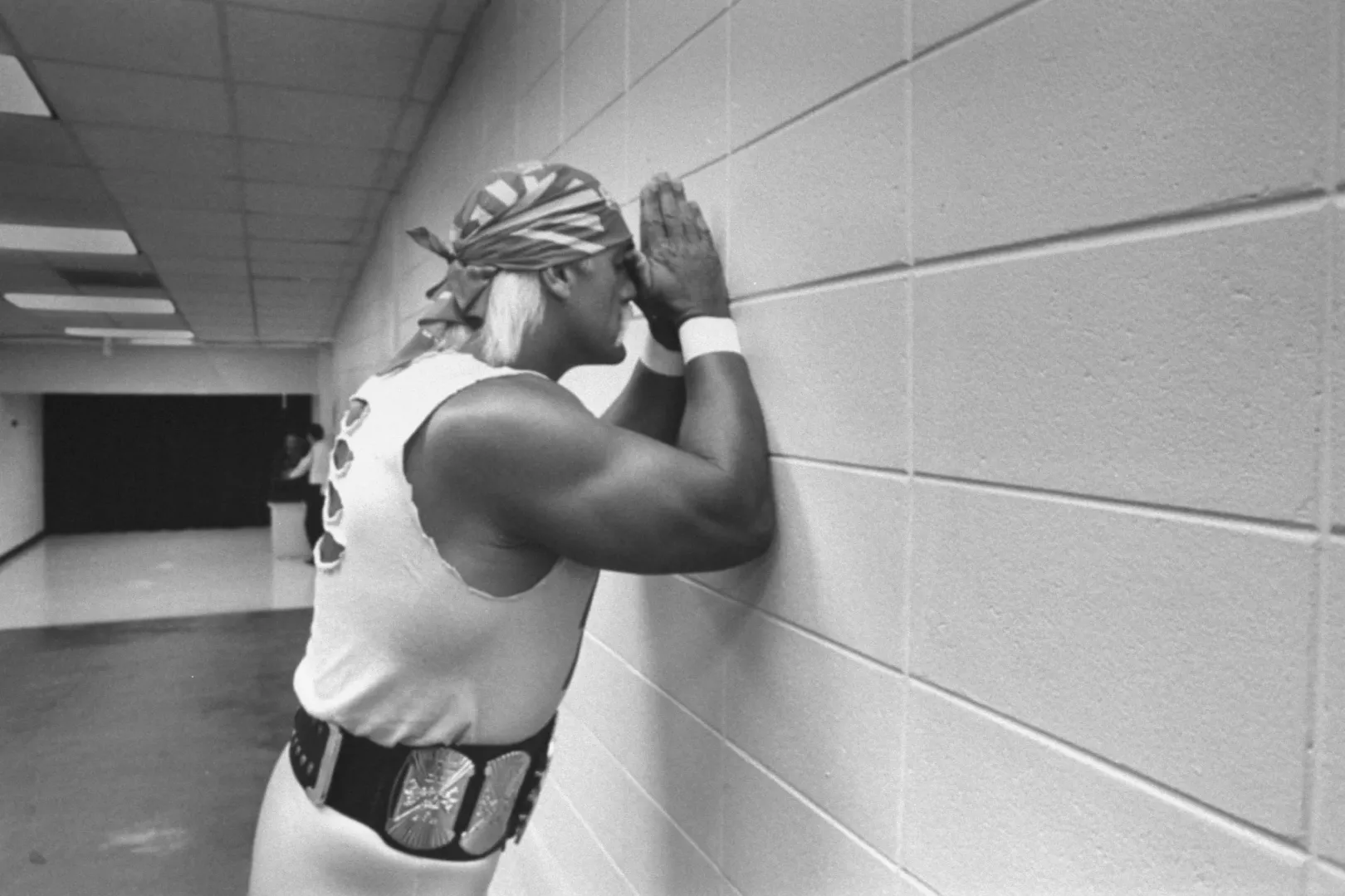 Hulk Hogan imádkozik a mérkőzése előtt 1991-ben – Fotó: Acey Harper / Getty Images