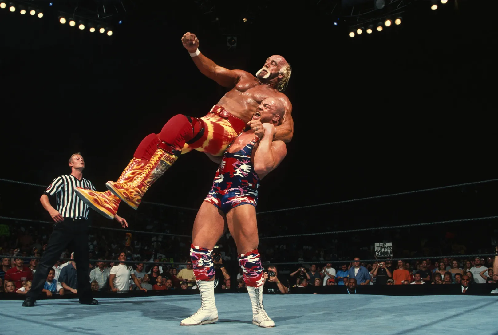 Kurt Angle és Hulk Hogan mérkőzése 2002-ben – Fotó: WWE / Getty Images