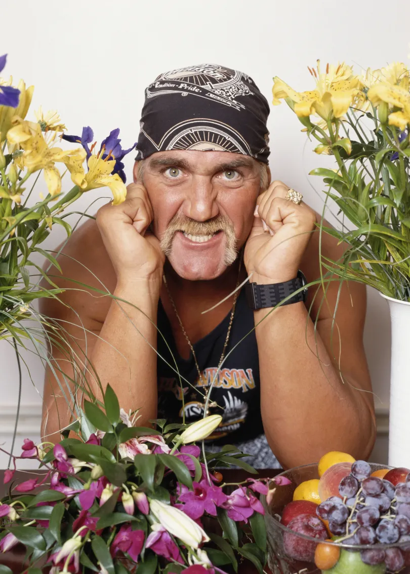 Hulk Hogan a családjával 2005-ben / Portré Hulk Hoganről 2000-ben – Fotó: Ray Mickshaw / Getty Images és Tim Roney / Getty Images